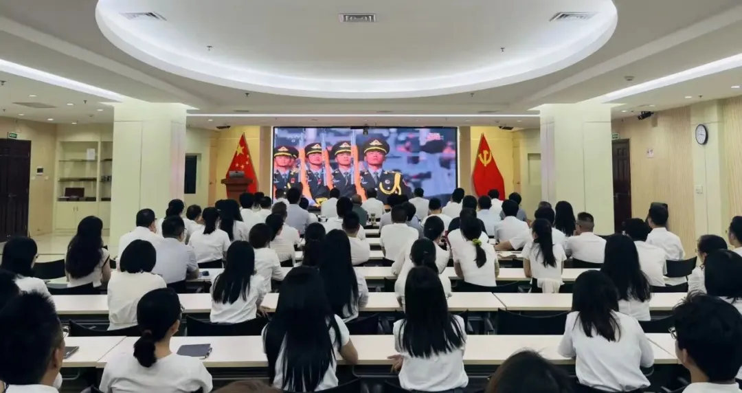 銘記歷史 開(kāi)創(chuàng)未來(lái)丨海南橡膠組織集中觀(guān)看紀(jì)念中國(guó)人民抗日戰(zhàn)爭(zhēng)暨世界反法西斯戰(zhàn)爭(zhēng)勝利80周年大會(huì)直播