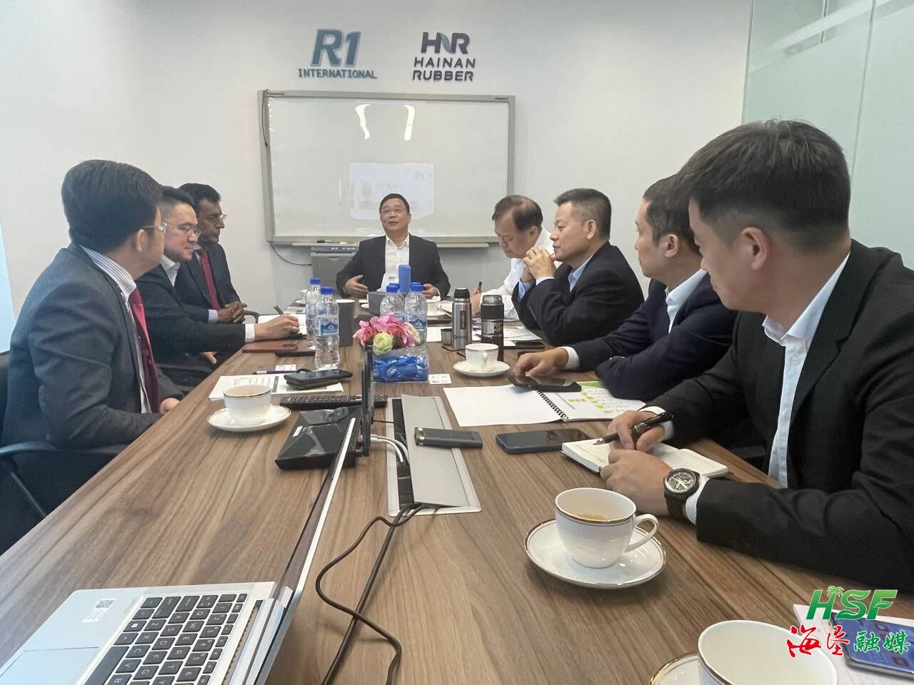 包洪文一行與R1公司座談交流。