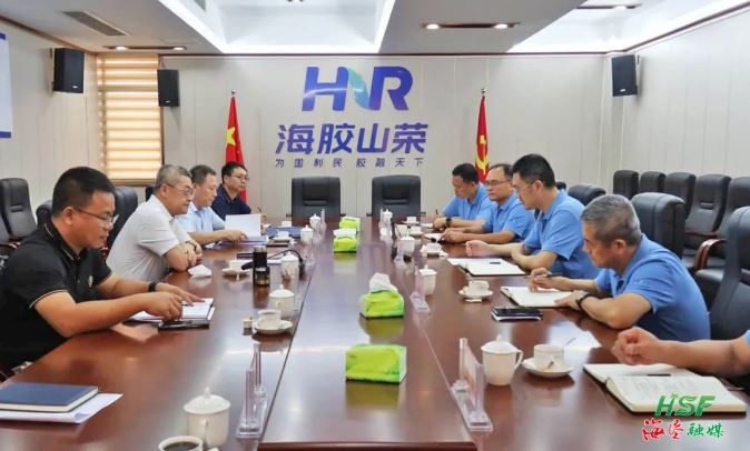 艾軼倫在海南橡膠山榮分公司座談。